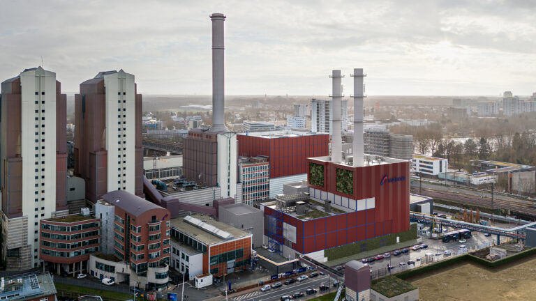 Photomontage of the planned hydrogen-capable gas turbine plant beside the existing HKW West buildings